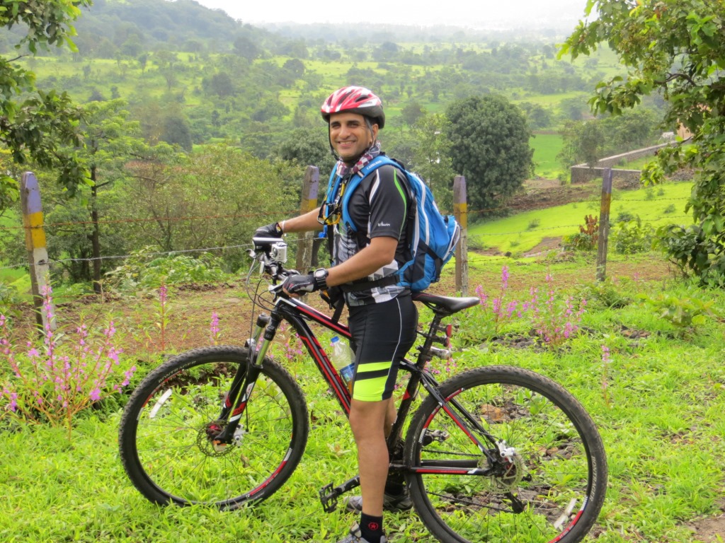 Cycling to Pavna Dam 